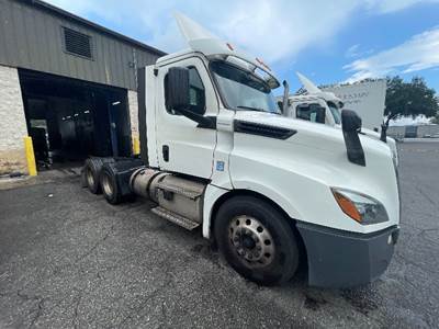 Freightliner Cascadia 126 Day Cab Truck - 435HP, 12 Speed Automatic