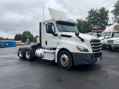 Freightliner Cascadia 126 Day Cab Truck - 435HP, 12 Speed Automatic