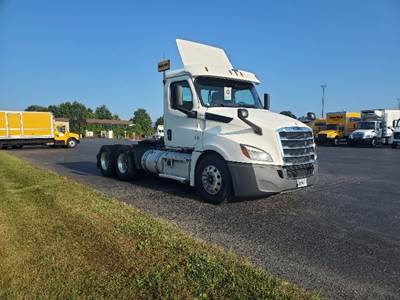 Freightliner Cascadia 126 Day Cab Truck - 435HP, 12 Speed Automatic