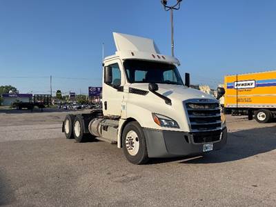 Freightliner Cascadia 126 Day Cab Truck - 435HP, 12 Speed Automatic