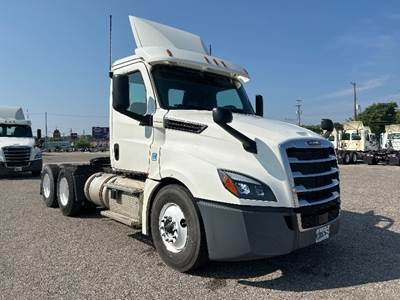 Freightliner Cascadia 126 Day Cab Truck - 435HP, 12 Speed Automatic