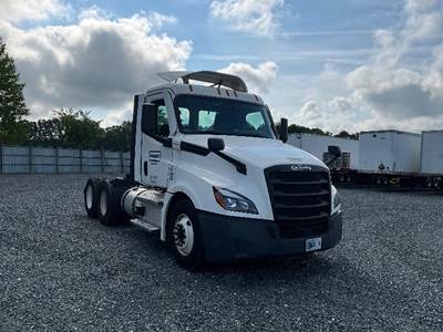 Freightliner Cascadia 126 Day Cab Truck - 435HP, 12 Speed Automatic