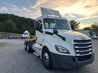 Freightliner Cascadia 126 Day Cab Truck - 450HP, 12 Speed Automatic