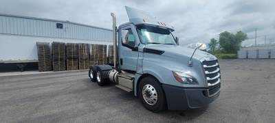 Freightliner Cascadia 126 Day Cab Truck - 455HP, 10 Speed Manual