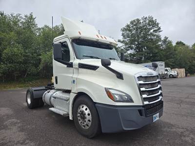 Freightliner Cascadia 126 Single Axle Day Cab Truck - 435HP, 12 Speed Automatic