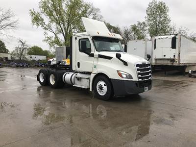 Freightliner T12664ST Day Cab Truck - 435HP, 10 Speed Manual