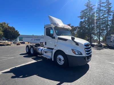Freightliner Cascadia 126 Day Cab Truck - 435HP, 12 Speed Automatic