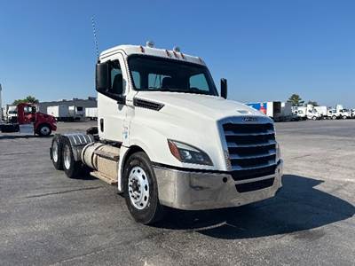 Freightliner Cascadia 126 Day Cab Truck - 455HP, 12 Speed Automatic