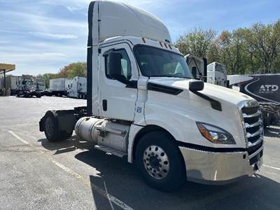 Freightliner Cascadia 126 Single Axle Day Cab Truck - 455HP, 12 Speed Automatic