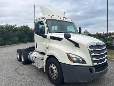 Freightliner Cascadia 126 Day Cab Truck - 450HP, 12 Speed Automatic