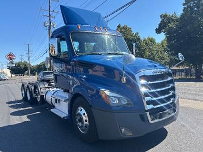 Freightliner Cascadia 126 Day Cab Truck - 505HP, 12 Speed Automatic