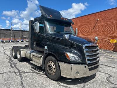 Freightliner Cascadia 126 Day Cab Truck - 475HP, 12 Speed Automatic