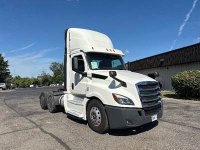 Freightliner Cascadia 126 Day Cab Truck - 455HP, 12 Speed Automatic