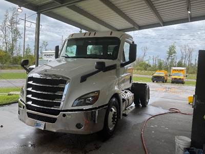 Freightliner Cascadia 126 Single Axle Day Cab Truck - 435HP, 12 Speed Automatic