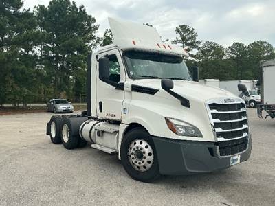 Freightliner Cascadia 126 Day Cab Truck - 435HP, 12 Speed Automatic