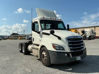 Freightliner Cascadia 126 Day Cab Truck - 450HP, 12 Speed Automatic