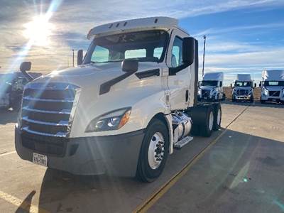 Freightliner Cascadia 126 Day Cab Truck - 435HP, 12 Speed Automatic