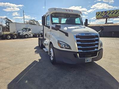 Freightliner Cascadia 126 Day Cab Truck - 435HP, 12 Speed Automatic