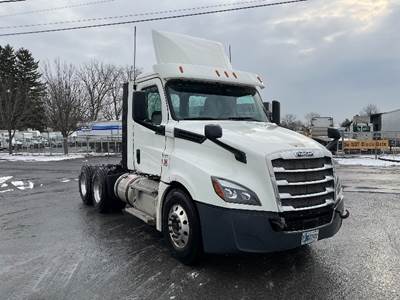 Freightliner Cascadia 126 Day Cab Truck - 435HP, 12 Speed Automatic