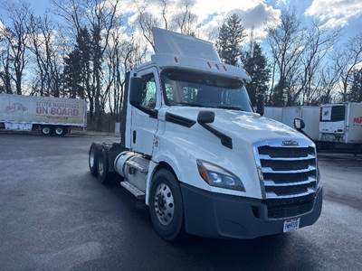 Freightliner Cascadia 126 Day Cab Truck - 435HP, 12 Speed Automatic