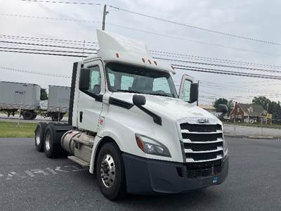 Freightliner Cascadia 126 Day Cab Truck - 435HP, 12 Speed Automatic