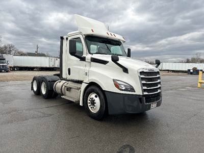 Freightliner T12664ST Day Cab Truck - 435HP, 12 Speed Automatic