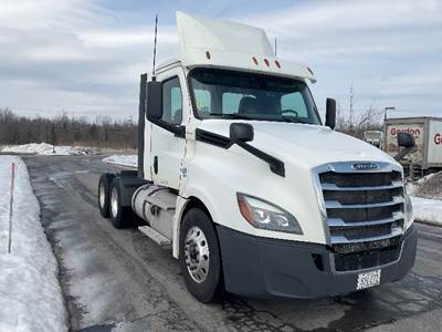 Freightliner Cascadia 126 Day Cab Truck - 435HP, 12 Speed Automatic