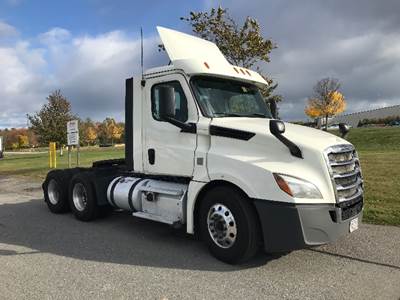 Freightliner Cascadia 126 Day Cab Truck - 435HP, 12 Speed Automatic
