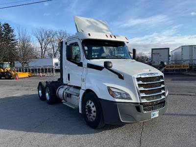 Freightliner T12664ST Day Cab Truck - 435HP, 12 Speed Automatic