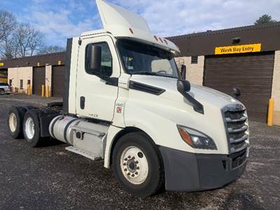 Freightliner Cascadia 126 Day Cab Truck - 435HP, 12 Speed Automatic