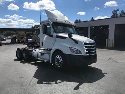 Freightliner Cascadia 126 Day Cab Truck - 435HP, 12 Speed Automatic