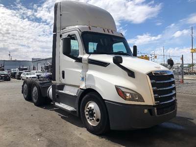 Freightliner Cascadia 126 Day Cab Truck - 505HP, 12 Speed Automatic