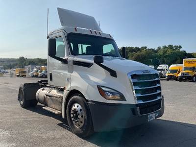 Freightliner Cascadia 126 Single Axle Day Cab Truck - 450HP, 10 Speed Manual