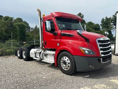 Freightliner Cascadia 126 Day Cab Truck - 455HP, 12 Speed Automatic