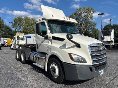 Freightliner Cascadia 126 Day Cab Truck - 435HP, 12 Speed Automatic
