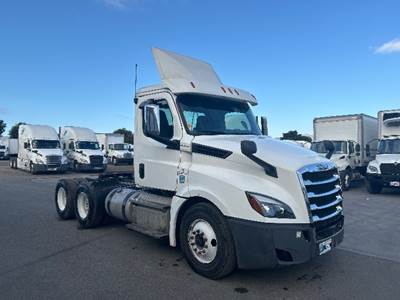 Freightliner Cascadia 126 Day Cab Truck - 435HP, 12 Speed Automatic