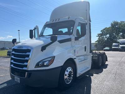 Freightliner Cascadia 126 Day Cab Truck - 450HP, 12 Speed Automatic
