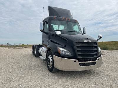 Freightliner Cascadia 126 Day Cab Truck - 450HP, 12 Speed Automatic