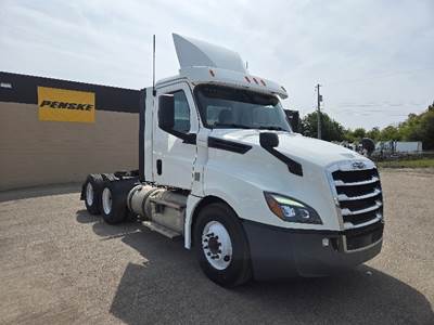 Freightliner Cascadia 126 Day Cab Truck - 435HP, 12 Speed Automatic