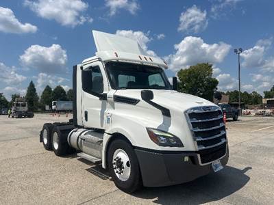 Freightliner Cascadia 126 Day Cab Truck - 450HP, 12 Speed Automatic