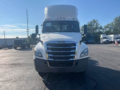 Freightliner Cascadia 126 Day Cab Truck - 450HP, 12 Speed Automatic