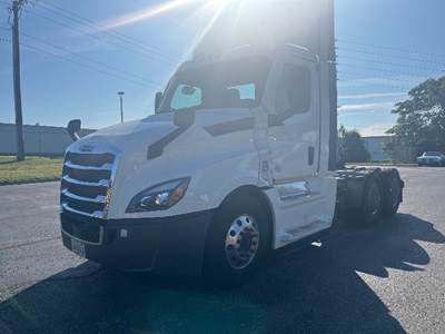 Freightliner Cascadia 126 Day Cab Truck - 450HP, 12 Speed Automatic