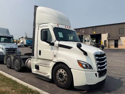 Freightliner Cascadia 126 Day Cab Truck - 435HP, 12 Speed Automatic