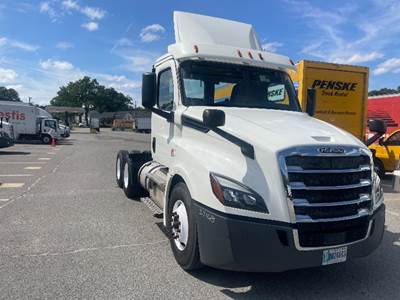 Freightliner Cascadia 126 Day Cab Truck - 435HP, 12 Speed Automatic