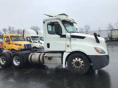Freightliner Cascadia 126 Day Cab Truck - 435HP, 12 Speed Automatic