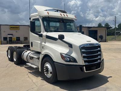 Freightliner Cascadia 126 Day Cab Truck - 435HP, 12 Speed Automatic