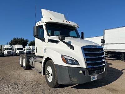 Freightliner Cascadia 126 Day Cab Truck - 435HP, 12 Speed Automatic