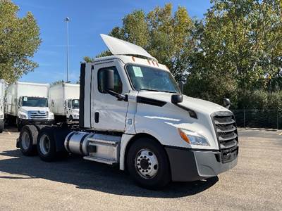 Freightliner Cascadia 126 Day Cab Truck - 455HP, 12 Speed Automatic
