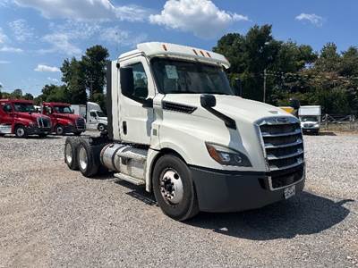 Freightliner Cascadia 126 Day Cab Truck - 435HP, 12 Speed Automatic