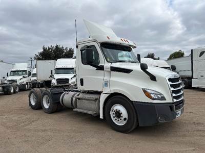 Freightliner Cascadia 126 Day Cab Truck - 435HP, 12 Speed Automatic